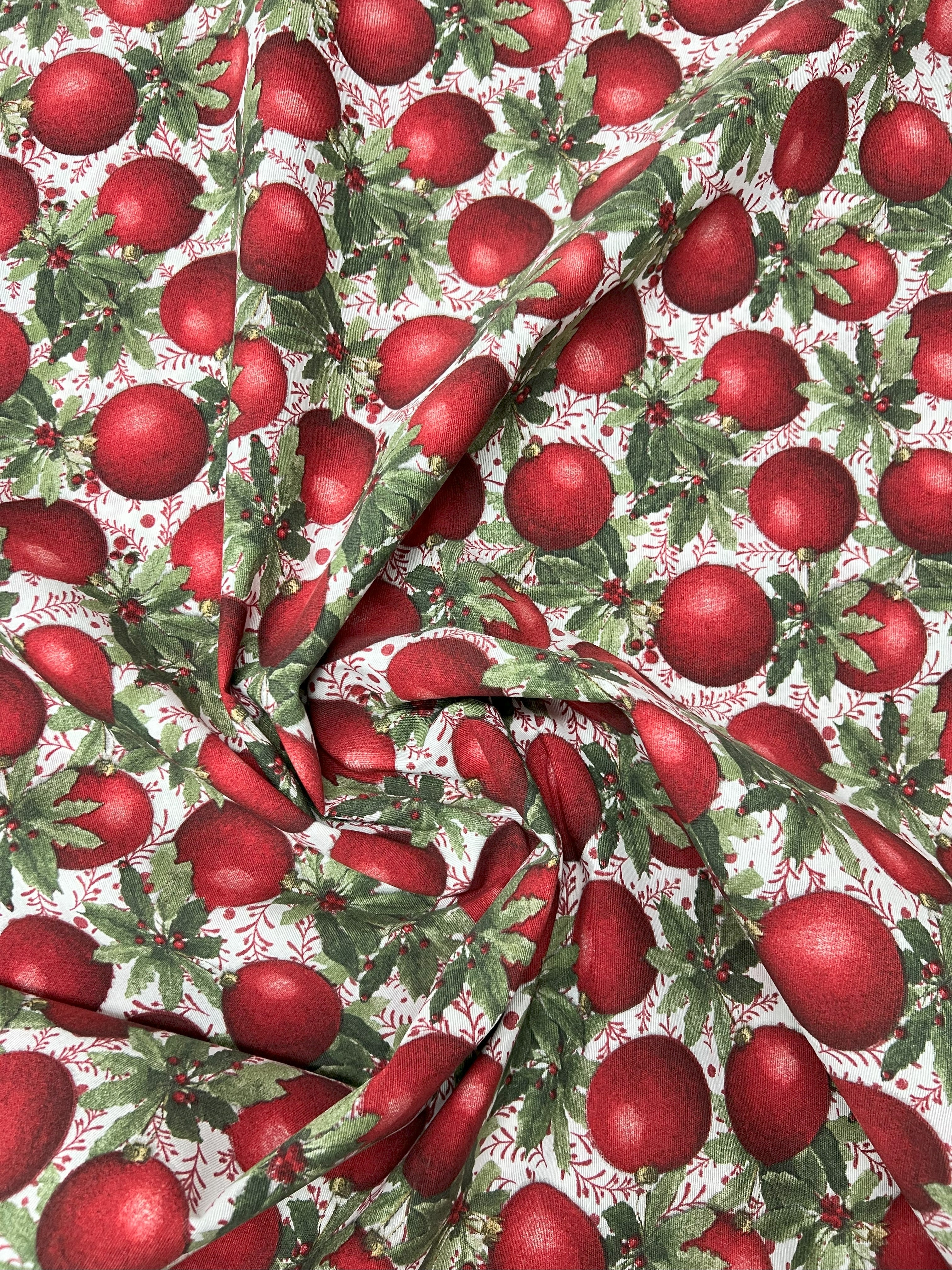 Scampolo Cotone Arredo Natalizio con Palline e Agrifoglio